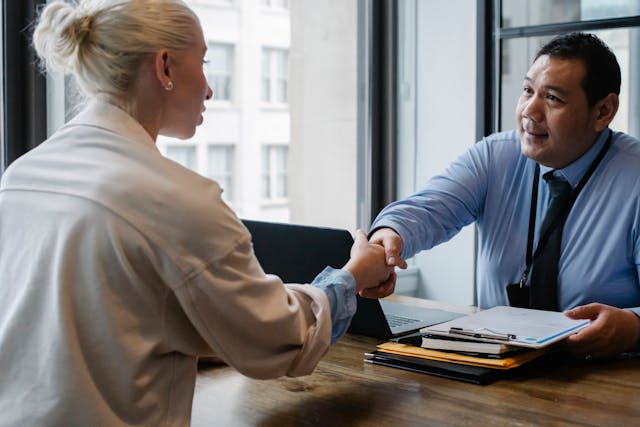 Chica en una entrevista de trabajo después de leer lo que debe saber al firmar un contrato laboral