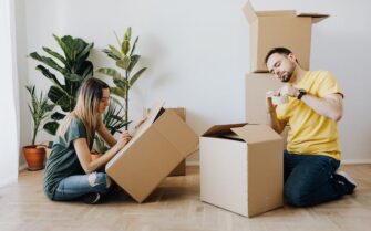 Pareja haciendo la mudanza para ir a su vivienda con hipoteca a la inversa.