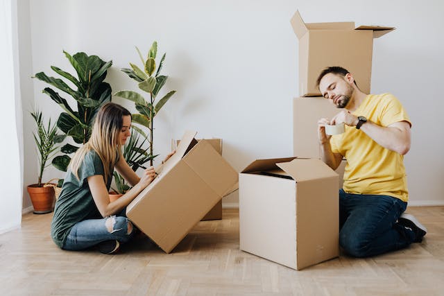 Pareja haciendo la mudanza para ir a su vivienda con hipoteca a la inversa.