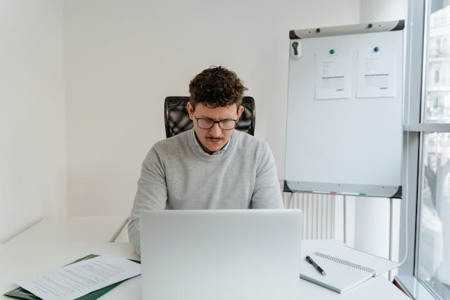 Persona observando su ordenador viendo qué hacer si le hackean la empresa