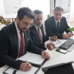 Grupo de inversores analizando si deben invertir en ETF