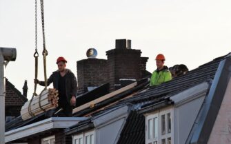 Obreros haciendo reformas en una casa