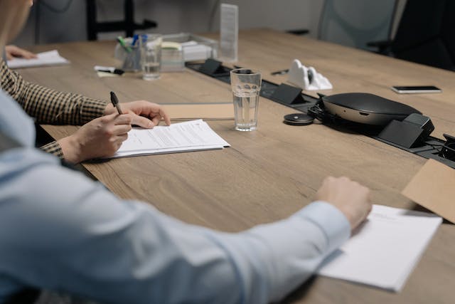 Personas viendo cómo repartir la herencia si no existe un heredero legal