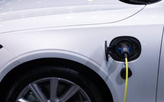 Retrofit_ Coche de combustión en eléctrico Coche eléctrico cargándose