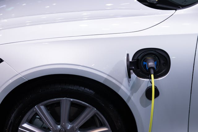 Coche eléctrico cargándose