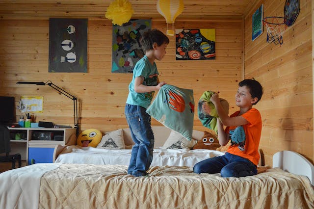 Niños jugando en su rincón especial para mantener la casa ordenada.