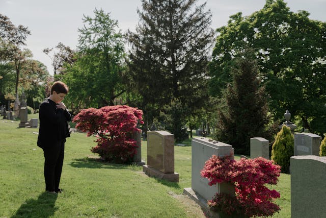 Mujer en el cementerio_Cuánto Cuesta Morirse en España