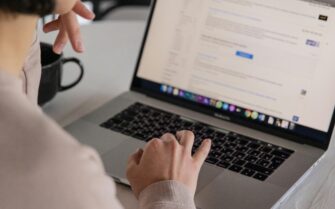 Una mujer, revisando la bandeja de su mail.