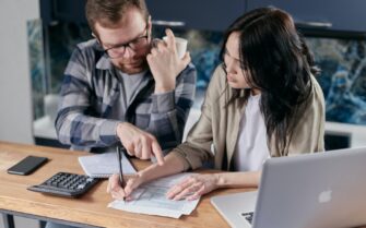 Dos personas calculando gastos/deuda juntos.