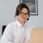 chica mirando el ordenador buscando trabajos en atención al cliente