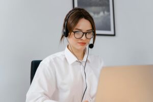 chica mirando el ordenador buscando trabajos en atención al cliente