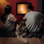 Pareja en casa en invierno, ahorrando en calefacción