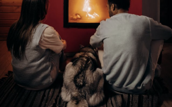 Pareja en casa en invierno, ahorrando en calefacción