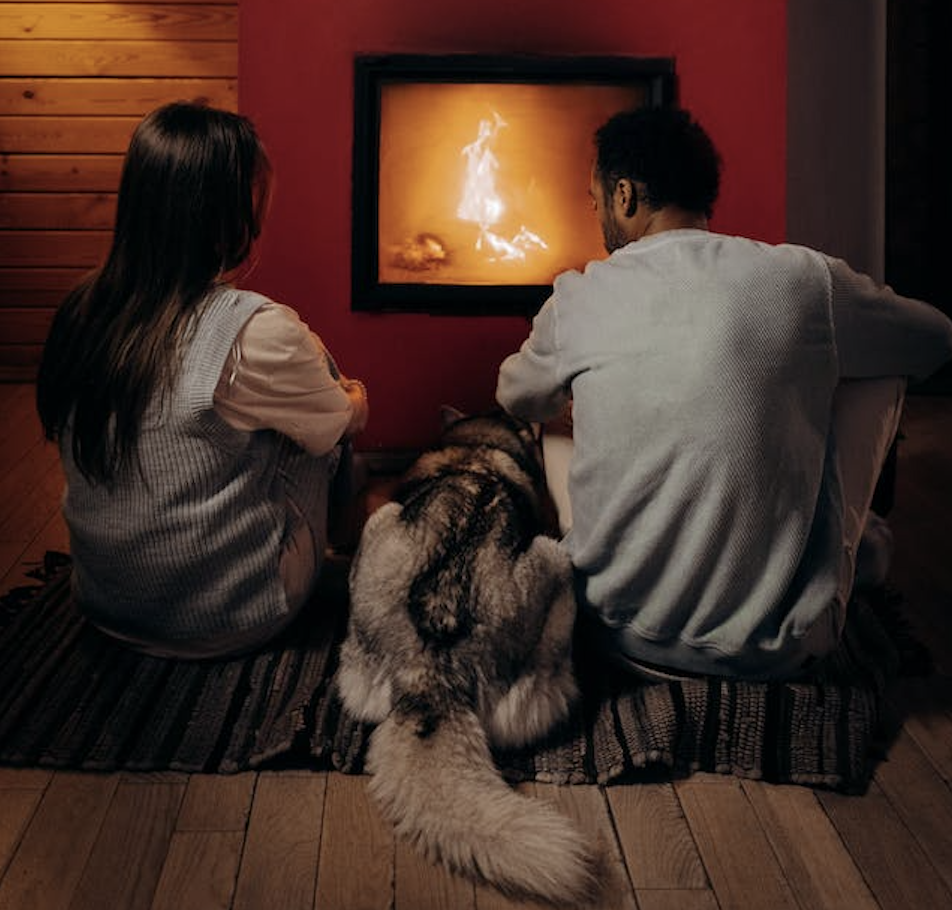 Pareja en casa en invierno, ahorrando en calefacción