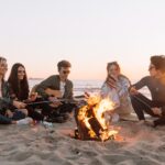 Grupo de amigos en la playa.