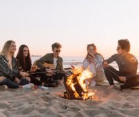 Grupo de amigos en la playa.