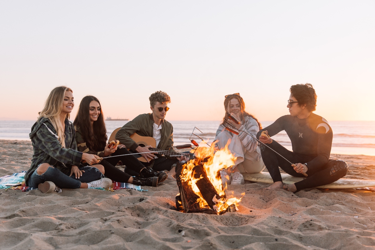 Grupo de amigos en la playa.