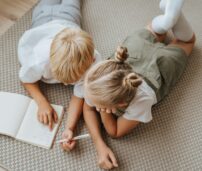 Dos niños escribiendo.