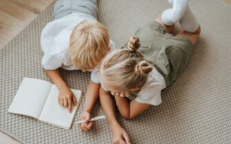 Dos niños escribiendo.