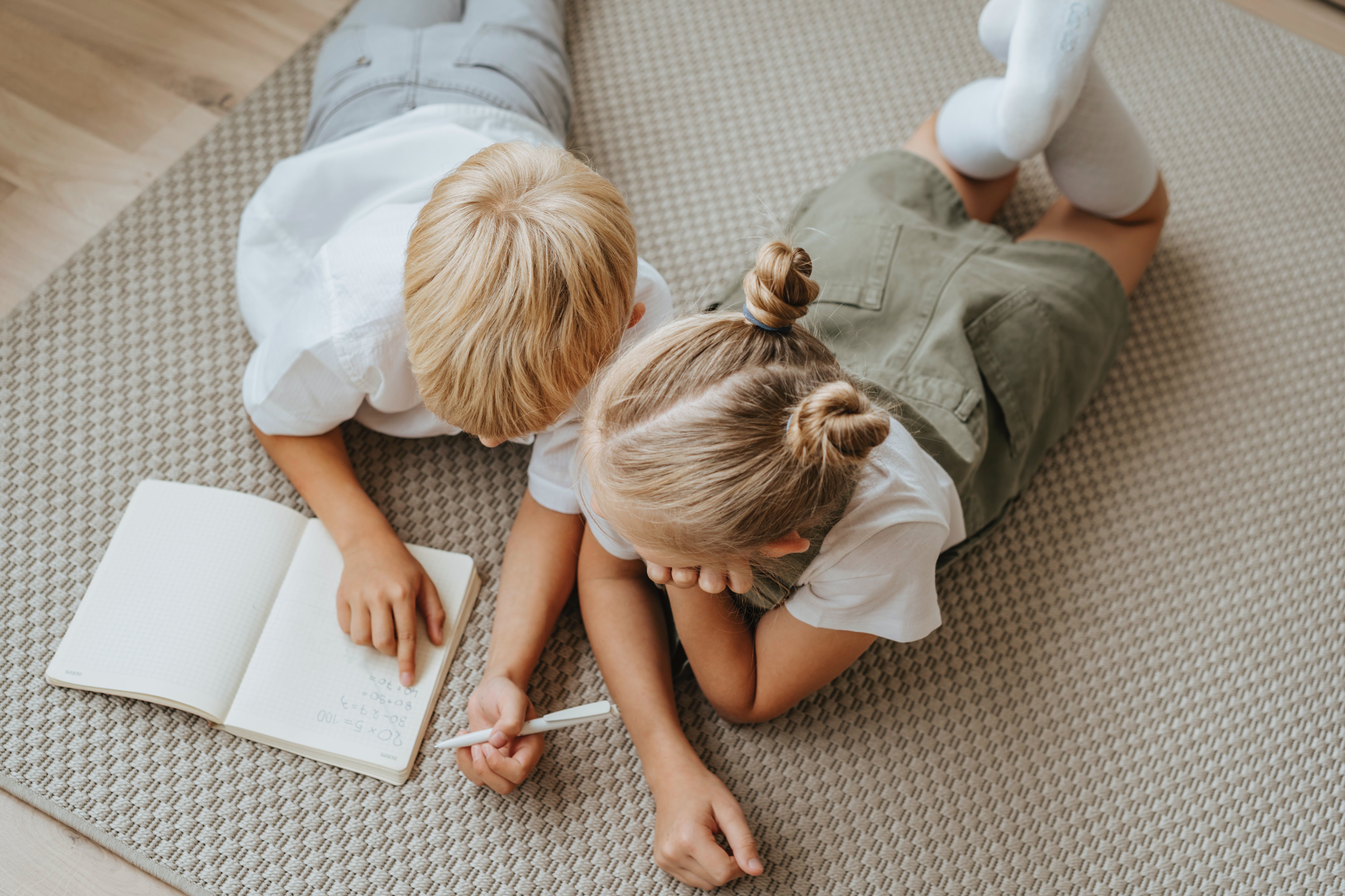 Dos niños escribiendo.