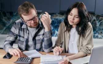 Pareja viendo las ventajas y desventajas de compartir cuenta bancaria