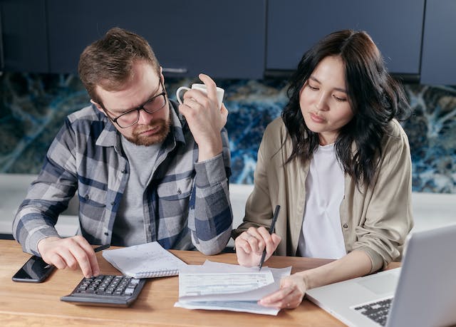 Pareja viendo las ventajas y desventajas de compartir cuenta bancaria