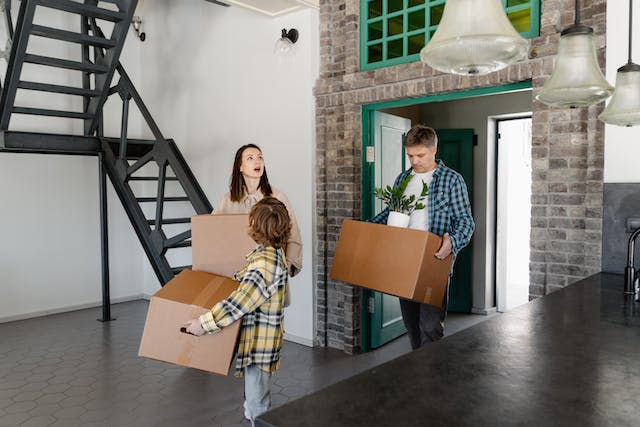 Familia en su nueva casa con poca inversión inmobiliaria