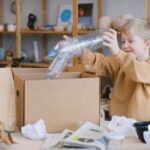 Niño reciclando concienciado en el Zero waste