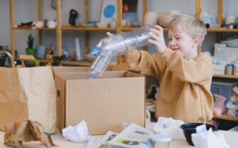 Niño reciclando concienciado en el Zero waste