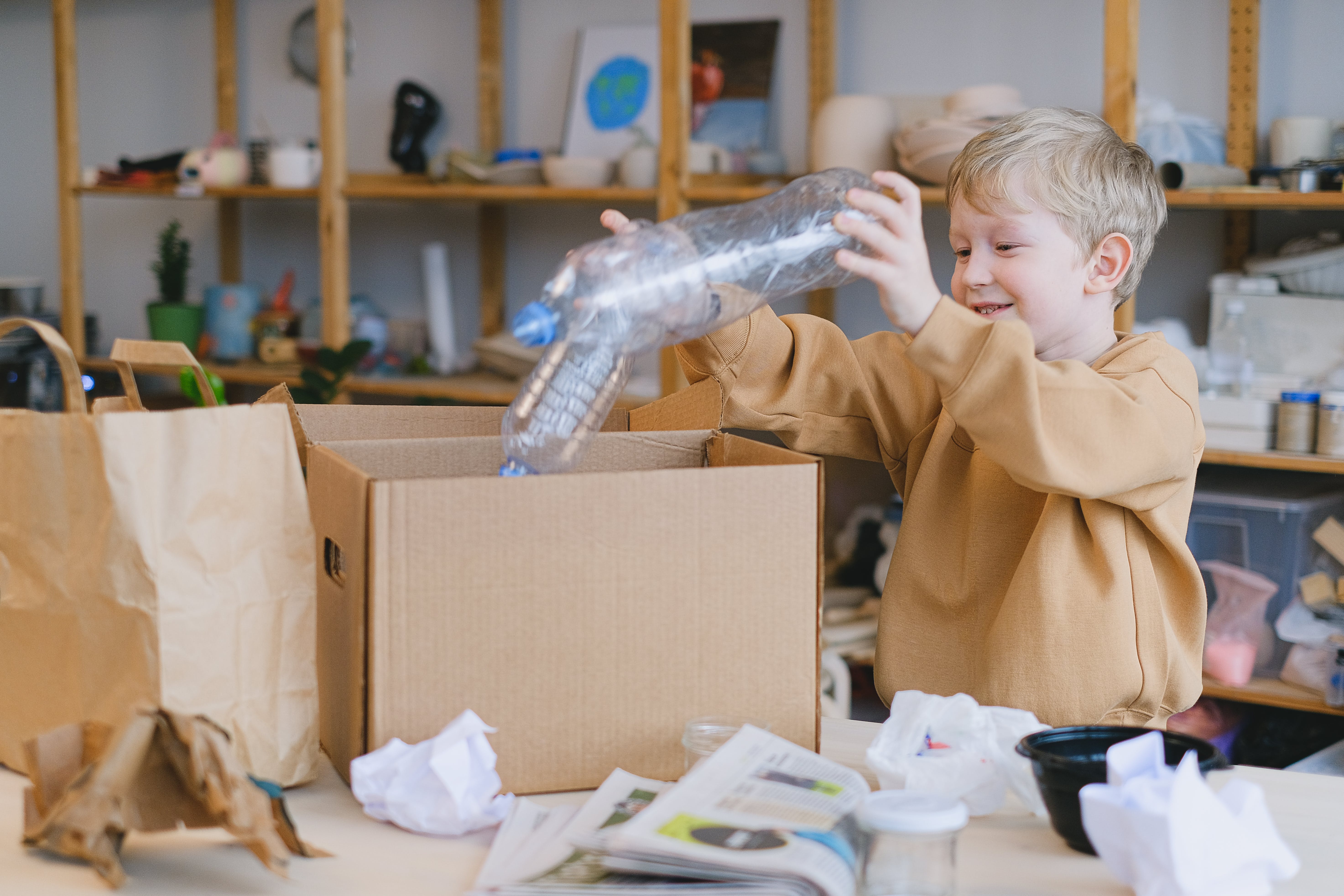 Niño reciclando concienciado en el Zero waste