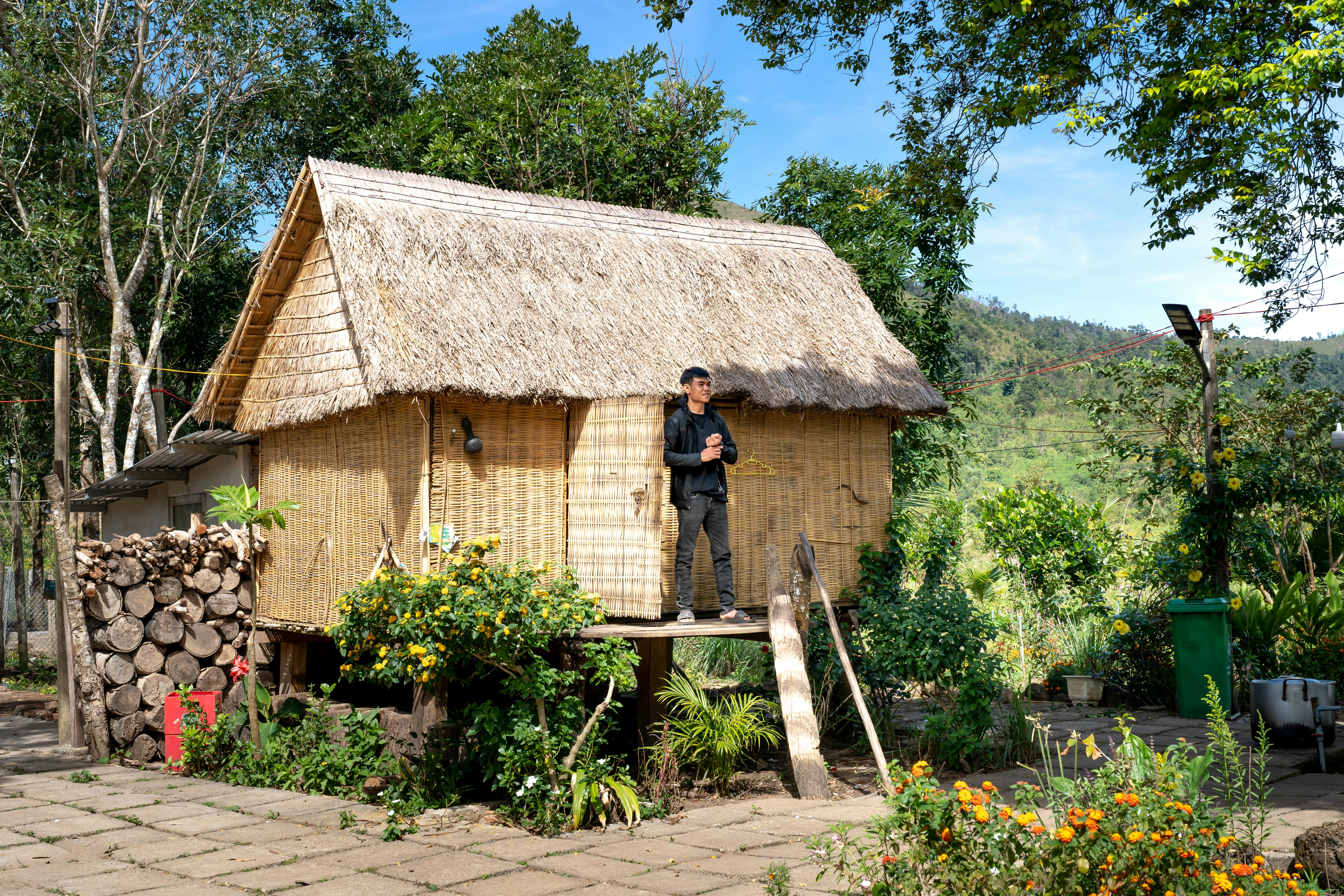 Opciones de alojamiento barato y homestays en Vietnam Un homestay tradicional en una zona rural de Vietnam, una opción de alojamiento económico que permite ahorrar en el presupuesto de viaje.
