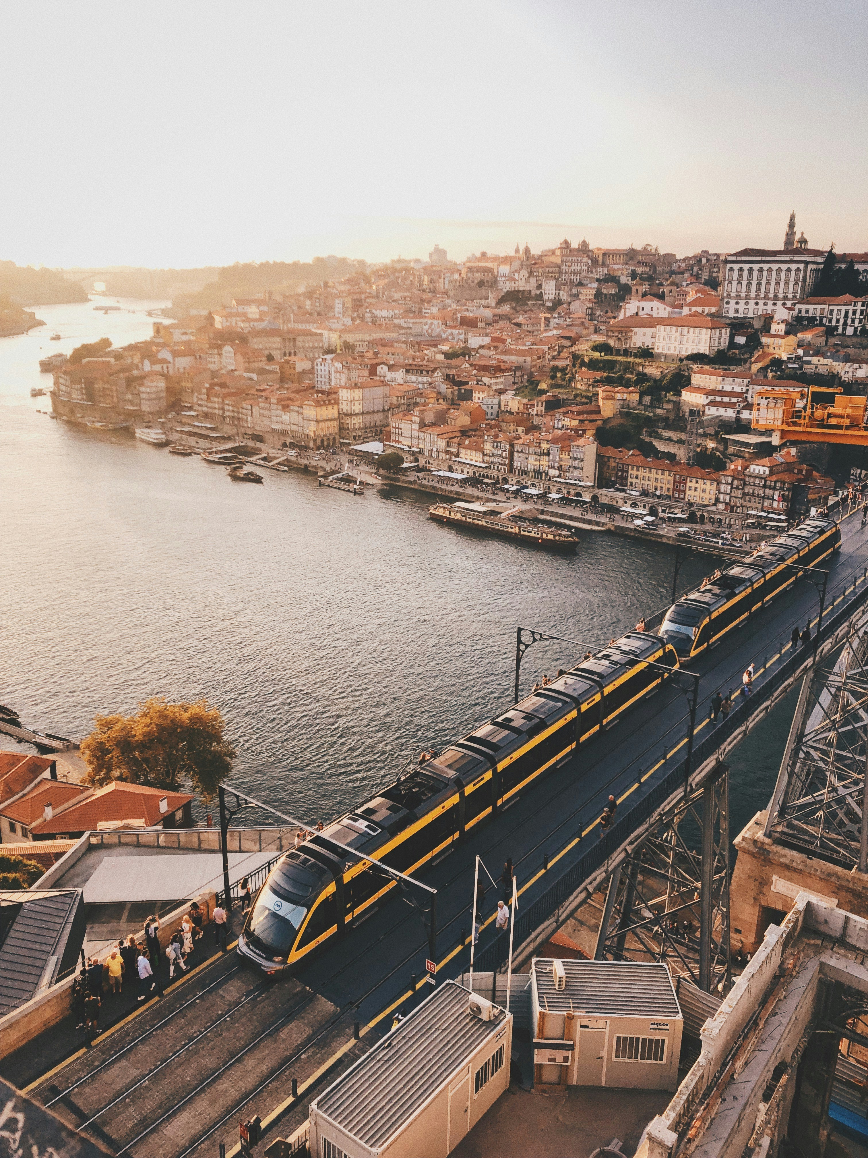Foto aérea de Oporto Atardecer sobre el río Duero con Oporto de fondo