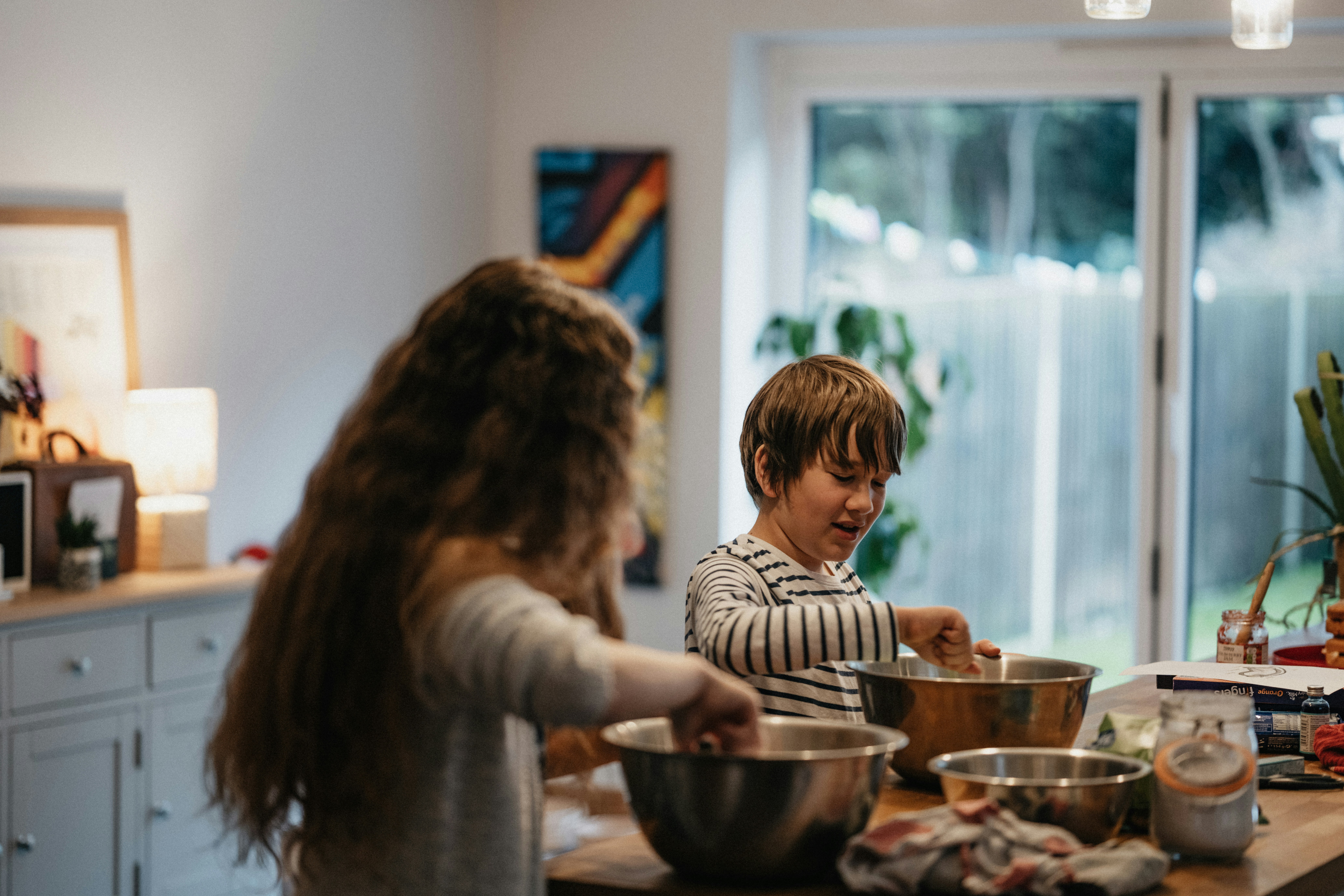 Niños cocinando Dos niños preparan un bizcocho en la cocina