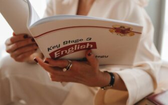 Una mujer aprendiendo inglés