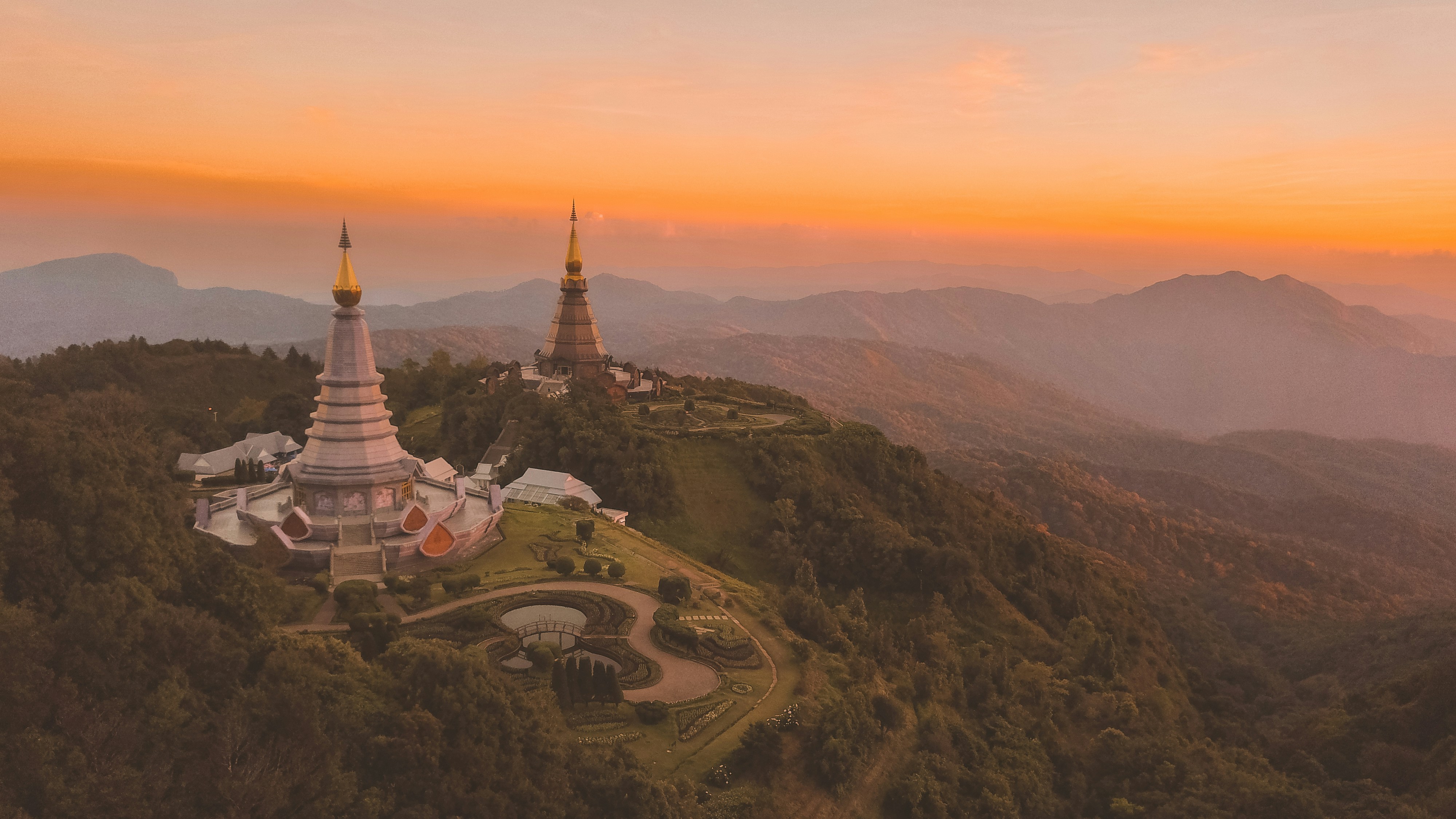 El Templo Blanco de Tailandia Vista aérea del Templo Blanco al atardecer