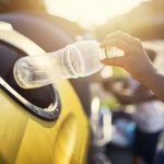 Botella en contenedor amarillo