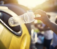 Botella en contenedor amarillo