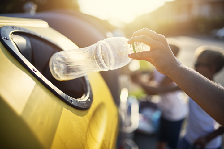 Botella en contenedor amarillo