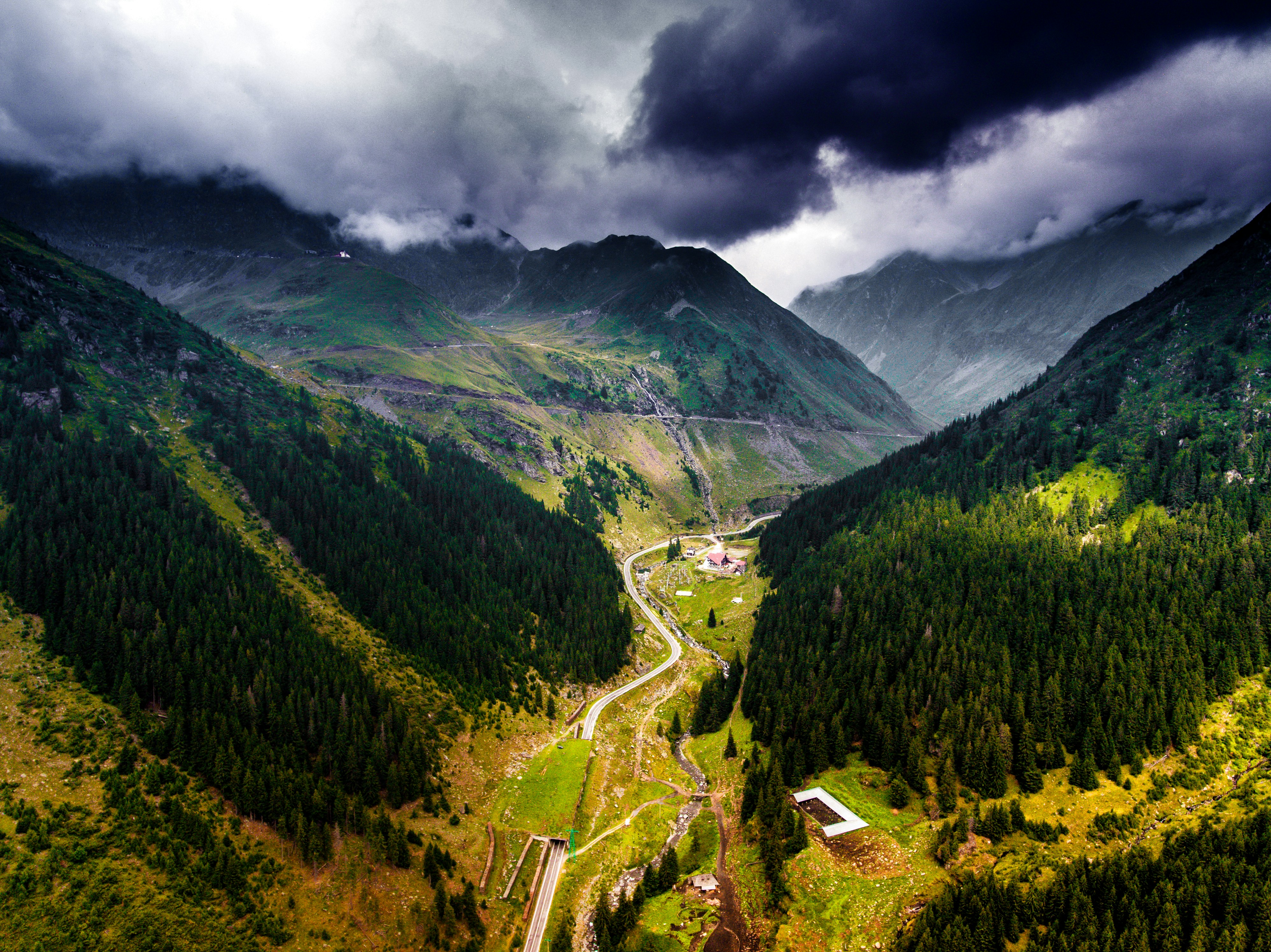 Montañas de Rumanía Vista aérea de las montañas y valles de Transfăgărășan