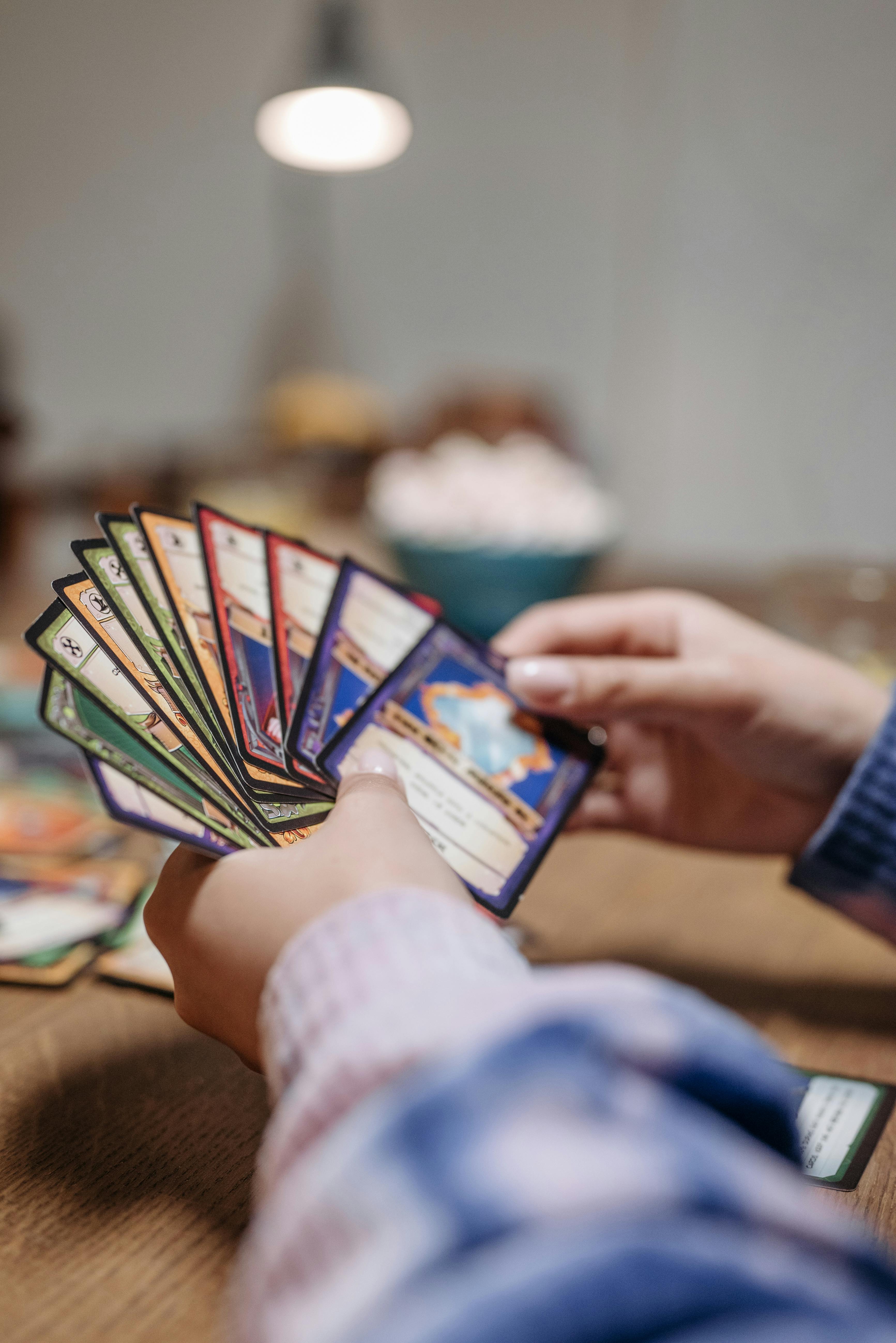 cartas magic unas manos cogiendo varias cartas de magic