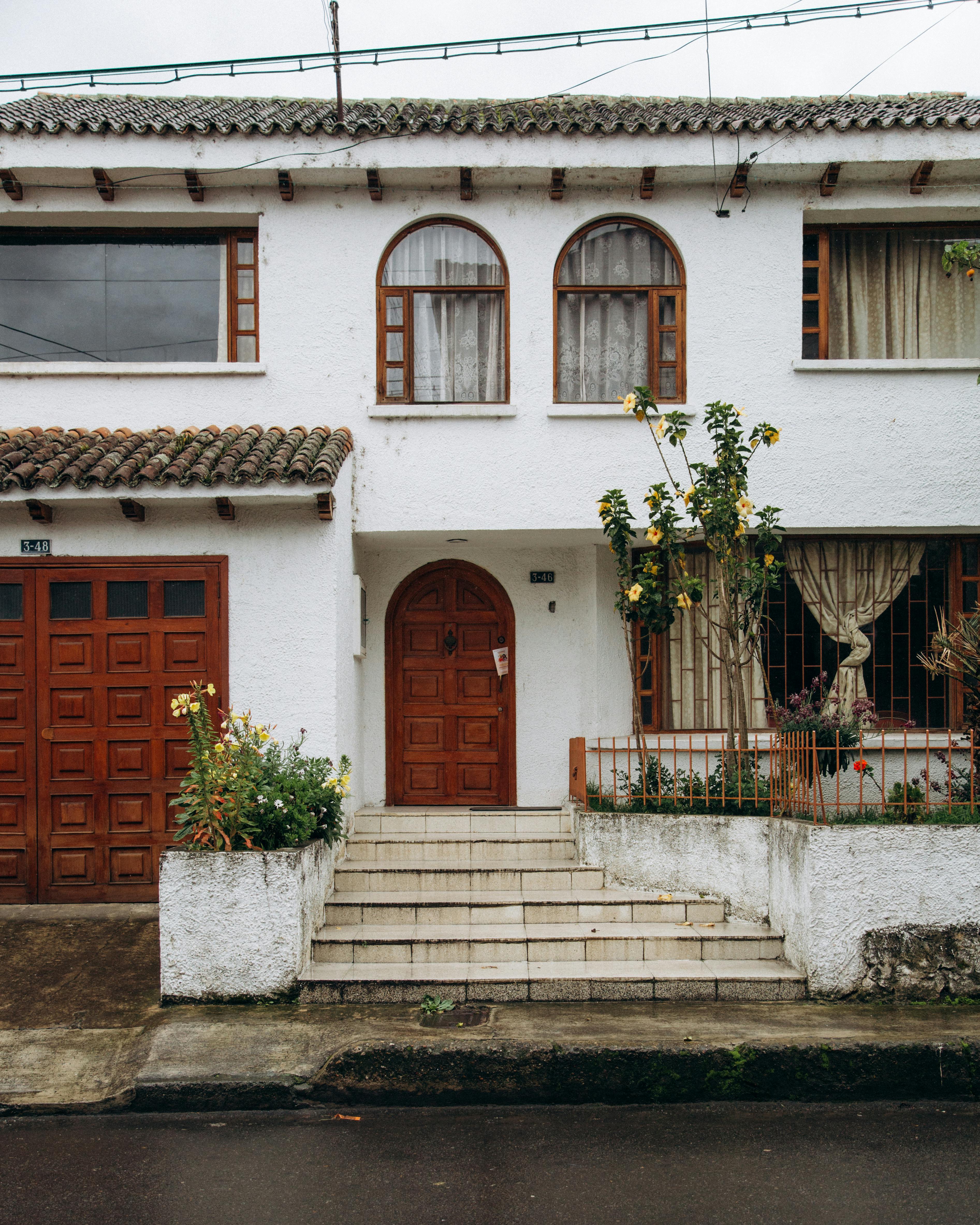 casa Una casa con la fachada blanca y las puertas rojas