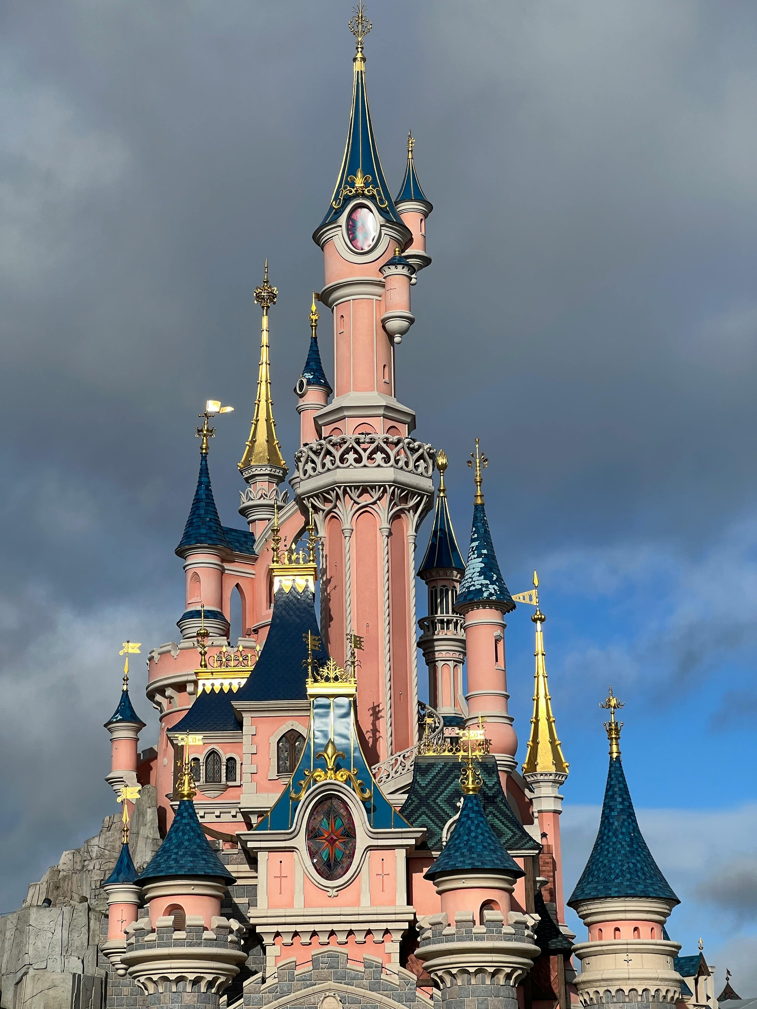 Atracciones en Disneyland Paris, Francia Fachada del castillo de cuento de hadas en Disneyland Paris, el parque de atracciones más popular y visitado de Europa.