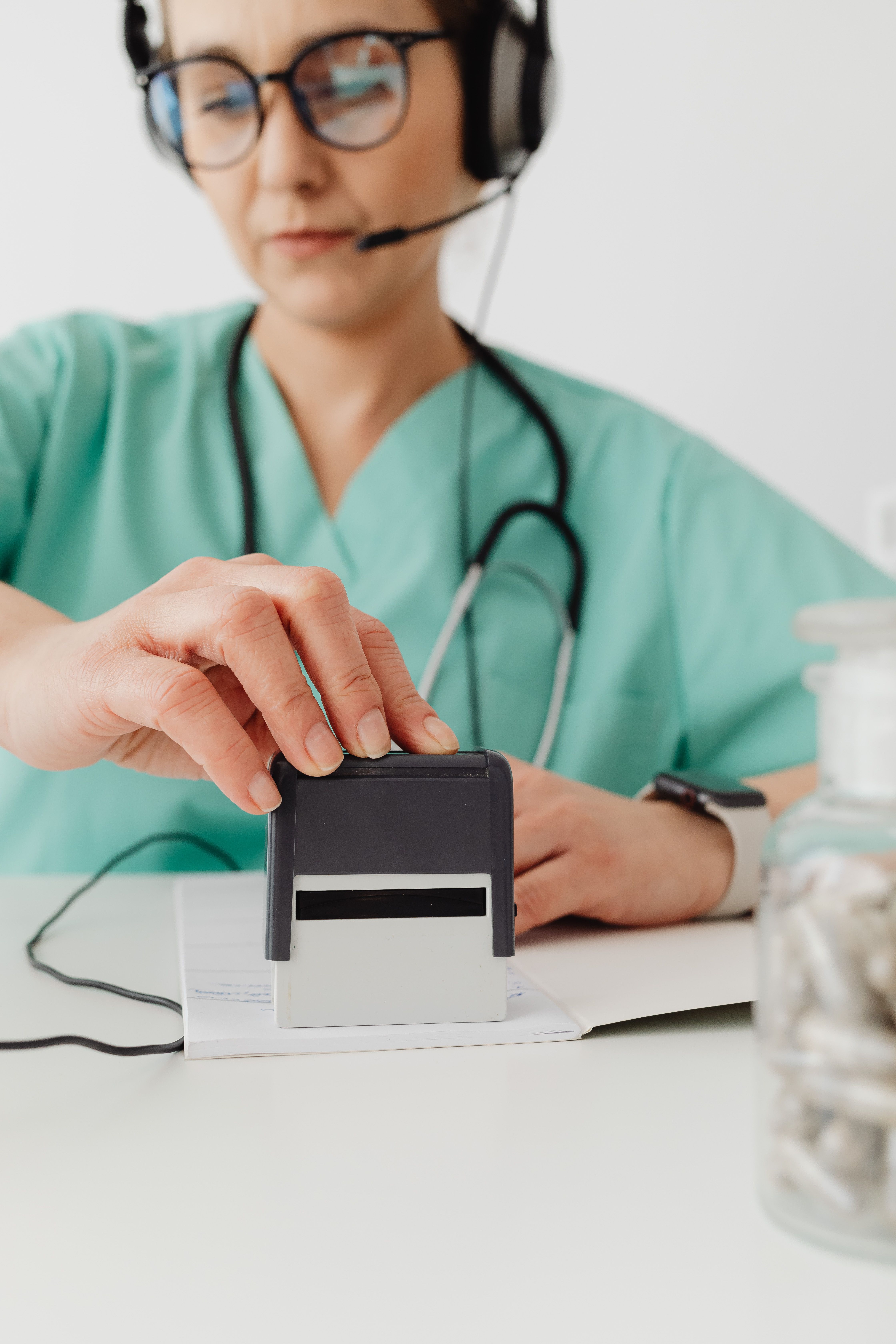 Uso del Certificado Provisional Sustitutorio (CPS) como alternativa a la TSE. Presentación del Certificado Provisional Sustitutorio impreso en la recepción de un centro de salud para recibir asistencia médica urgente en Europa.