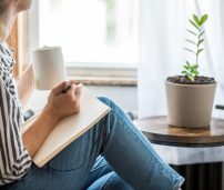 Mujer escribiendo en un cuaderno