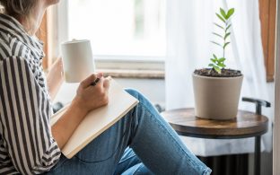 Mujer escribiendo en un cuaderno