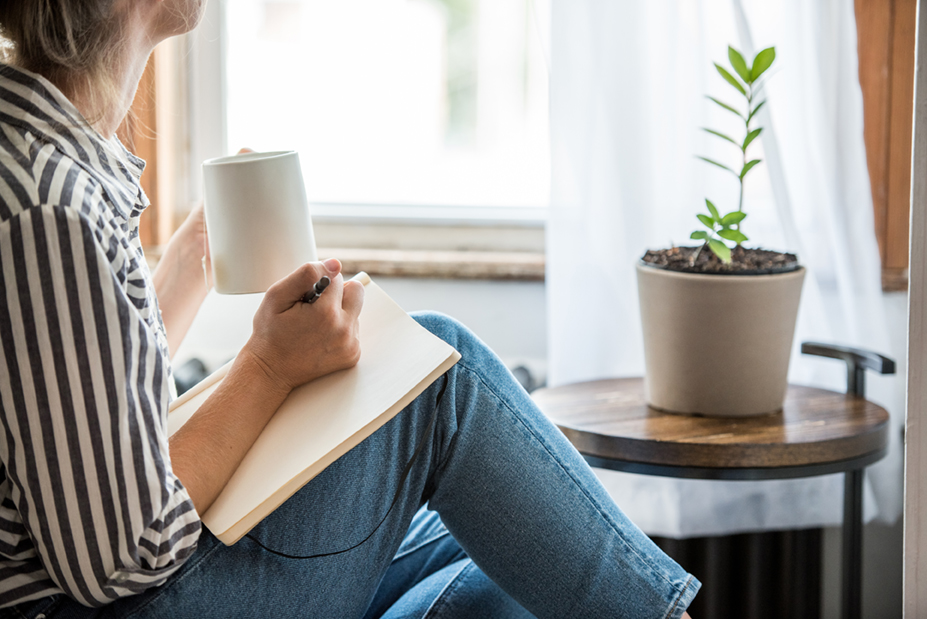 Mujer escribiendo en un cuaderno