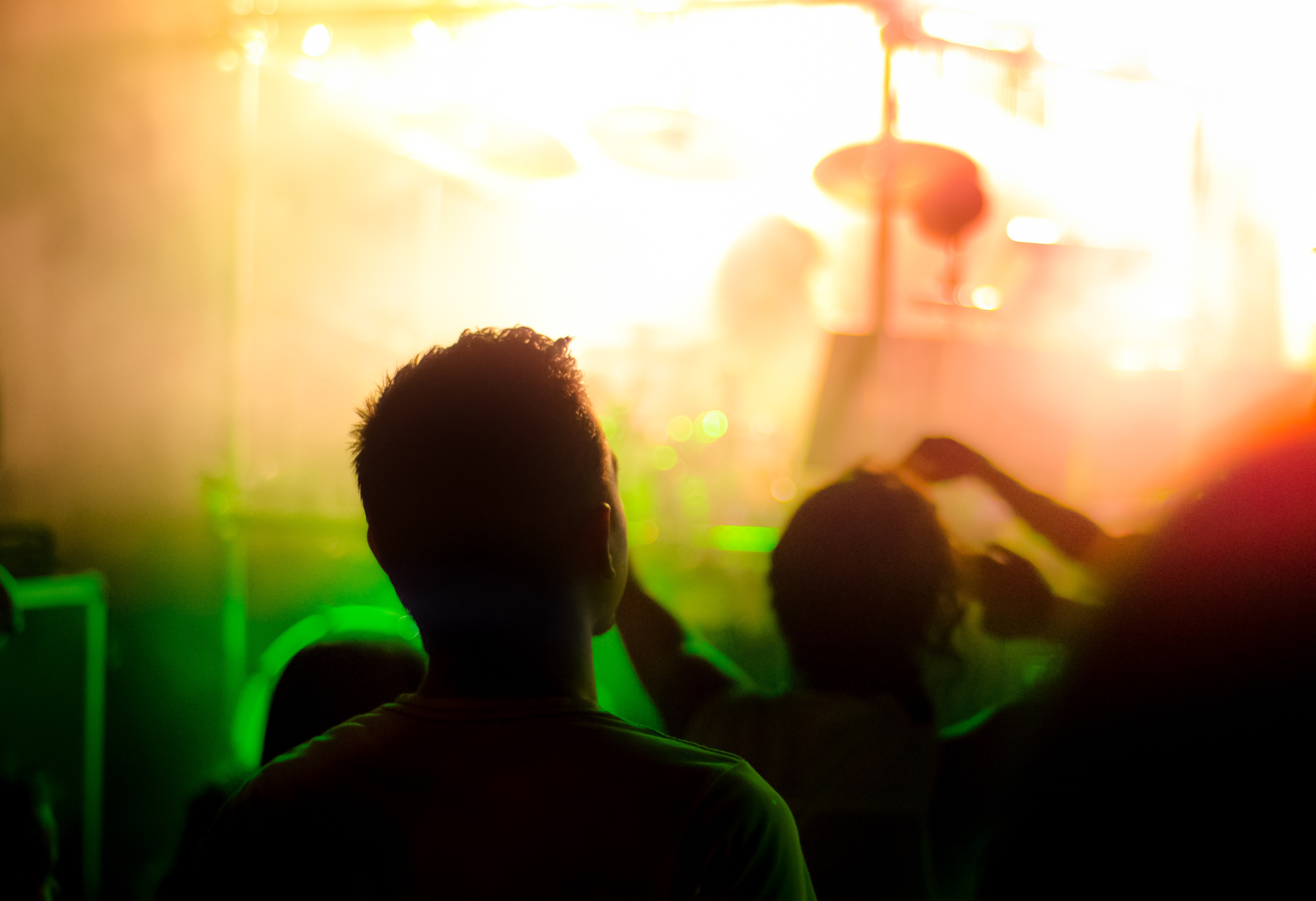 En el Bono Cultural están incluidas entradas para conciertos, obras de teatro, festivales y cine. Un chico en un concierto