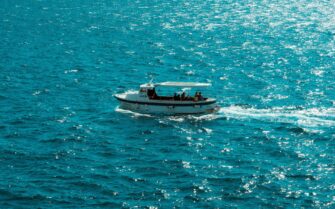 Embarcación navegando para ilustrar cuánto cuesta sacarse el título de patrón de barco según el tipo de licencia.