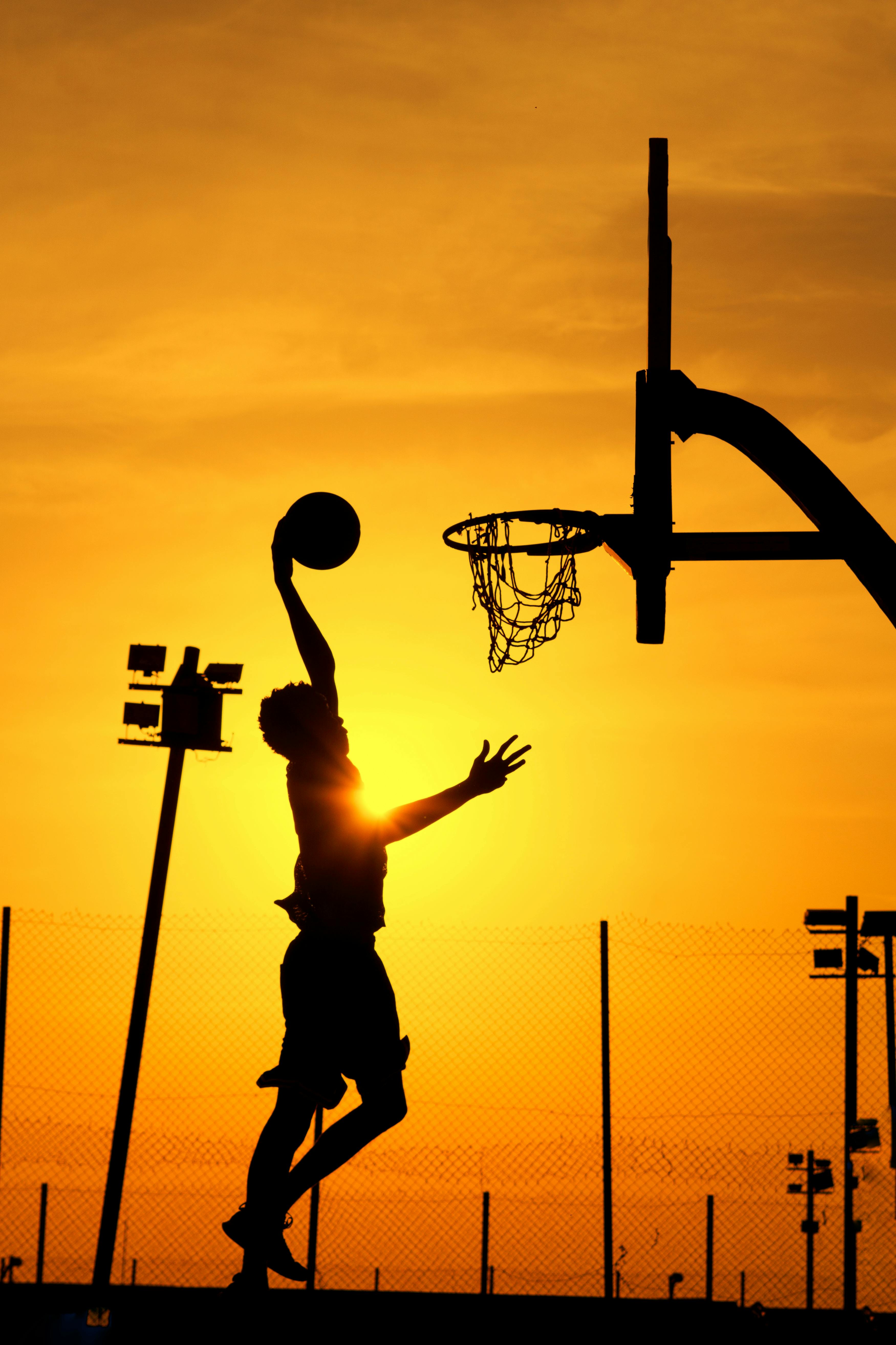 DEPORTES_BAJO_EL_SOL Un chico jugando a basquet durante el atardecer
