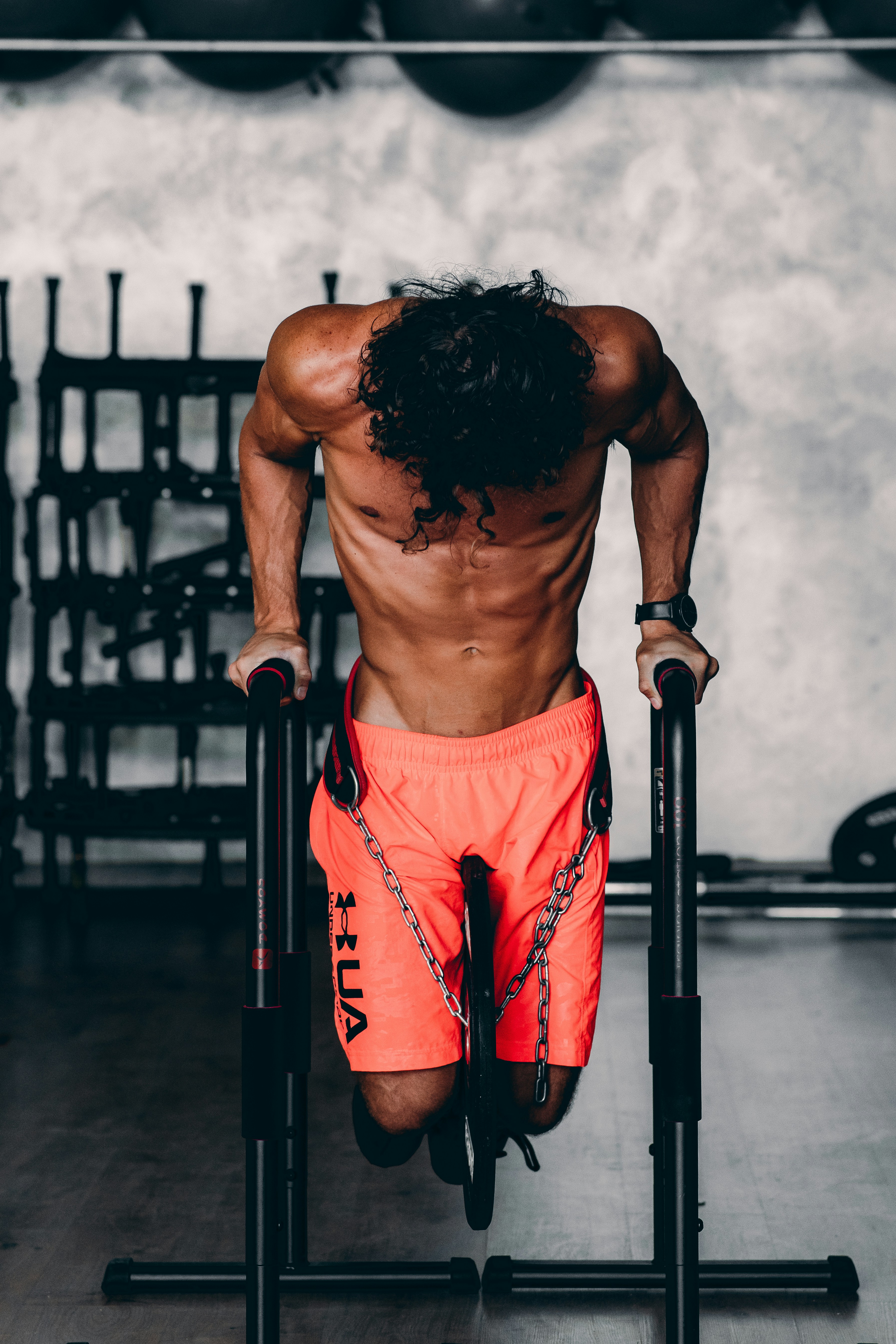 La calistenia puede ser tan efectiva como el gimnasio para muscular Hombre realizando un ejercicio de calistenia con peso en casa